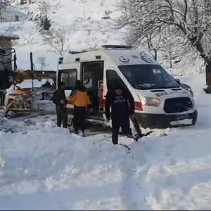 Evinde rahatsızlandı, kar nedeniyle kapanan köy yolu açılarak hastaneye ulaştırıldı