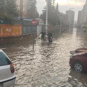 Kızıltepede sağanak; yollar göle döndü