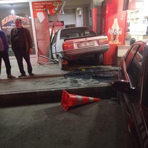 Park halindeki otomobile çarpan otomobil, fırına girdi