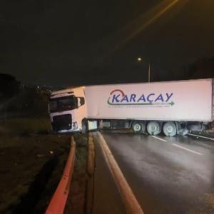 İstanbul- Büyükçekmecede makaslayan TIR, D-100 kara yolunu kapattı