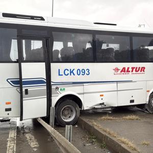 İstanbul - Eyüpsultan’da midibüs bariyere çarparak, refüje çıktı