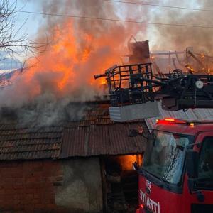 Yangın çıkan iki katlı ev, kullanılmaz hale geldi