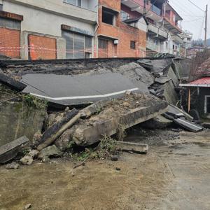 İstinat duvarı yıkılan sokakta yol da çöktü