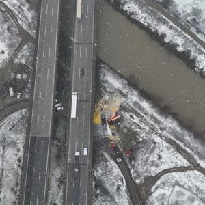 Çarpışan TIR ile Karayolları aracı köprüden uçtu: 2 ölü