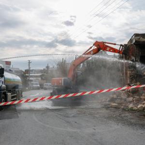 Yenişehir Belediyesi metruk binaları yıkmaya devam ediyor