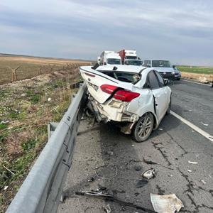 Mardin’de otomobil ile hafif ticari araç çarpıştı: 3 yaralı