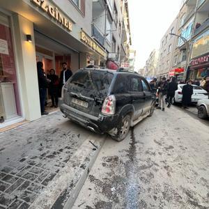 İleri yerine geri vitese aldığı cipiyle yayaya, park halindeki otomobile ve dükkana çarptı