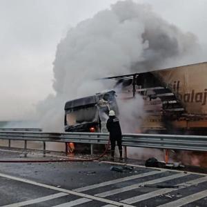 Mardinde TIR bariyerlere çarptı: Sürücü yaralandı