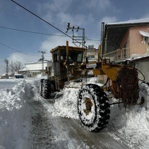 Büyükşehir ekiplerinden 8 ilçede kar mesaisi