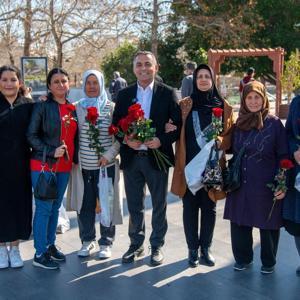 Sevgililer Gününde Başkan Kara ve eşi gül dağıttı