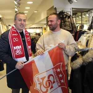 Sevgililer Günü’nde esnafa Sivasspor bayrağı