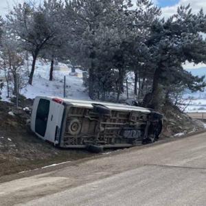 Hindistanlı işçileri taşıyan minibüs devrildi: 22 yaralı