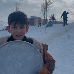 Muşta çocuklar, tepsi, leğen ve poşetle kaydı