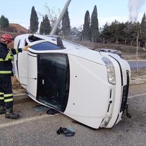 Bilecikte refüje çarparak devrilen otomobildeki 2 kişi yaralandı