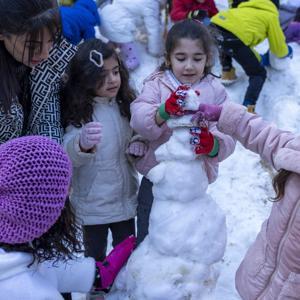 Miniklere taşımalı kar sürprizi