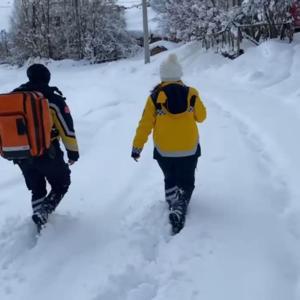 Yolu kapalı köyde hastalanan 6 aylık bebeğe, paletli ambulansla ulaştılar