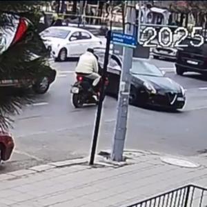 Otomobil ile çarpışan motosikletteki 2 kişi yaralandı; kaza kamerada