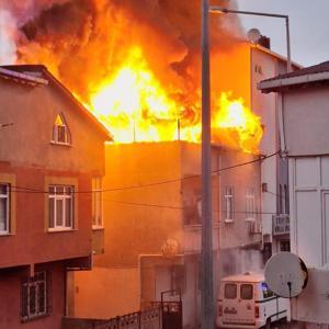 Çatıda çıkan yangın, bitişikteki binaya da sıçradı, 1 kişi dumandan etkilendi