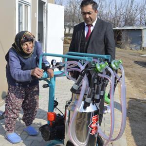 Bakan Kacırdan, 80 yaşındaki kadın besiciye süt sağım makinesi