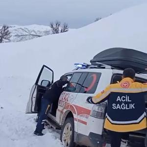 Ambulans kara saplandı, hastayı iş makinesi aldı