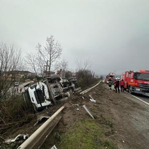 Otomobille çarpışan kamyon, şarampole devrildi: 3 yaralı