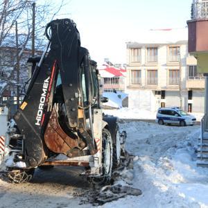 Karlıova’da yol ve kaldırımlar, buzlardan temizlendi