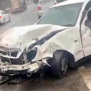 Bariyerlere çarpan otomobilin sürücüsü öldü, eşi yaralı