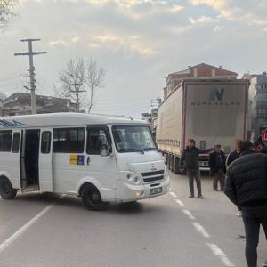 Minibüsle çarpışan motosikletteki çift yaralandı; o anlar kamerada