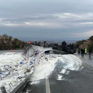 Kırıkkalede un yüklü TIR devrildi; sürücü yaralı