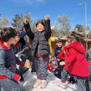 Hatay’da öğrencilerin isteği üzerine okul bahçesine kar getirildi