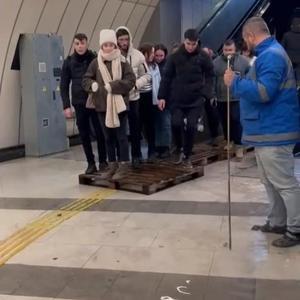 İstanbul - Küçükçekmece’de metrobüs alt geçidini su bastı, vatandaşlar paletlerin üzerinde yürümeye çalıştı