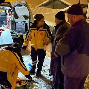 Karda mahsur kalan hastaya paletli ambulansla ulaştırıldı