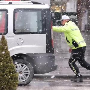 Aracı yol ortasında arıza yapan sürücünün yardımına polis ekipleri yetişti