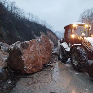 Orduda heyelan sonucu kapanan yol açıldı