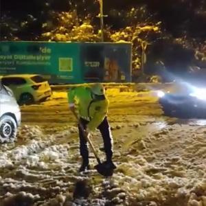 İstanbul-Sarıyerde polis ekiplerinin karla mücadelesi; kürekle yol açıp araçları ittiler