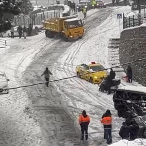 İstanbul - İstanbul’da kar yağışı sonrası yaşanan kazalar kamerada