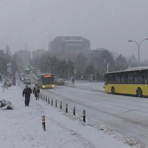 Başakşehirde kar tipi yağış; vatandaşlar zor anlar yaşadı