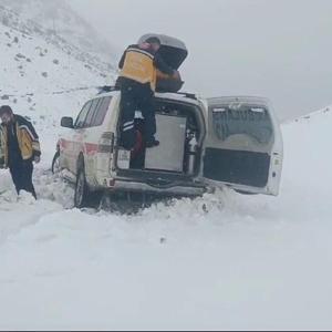 Karla kapanan yolu ekipler açtı, ambulanstaki hasta hastaneye ulaştırıldı