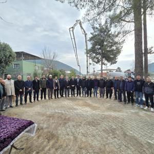 Hatay’ın Hassa ilçesinde, depremde yıkılan caminin yenisi yapılıyor