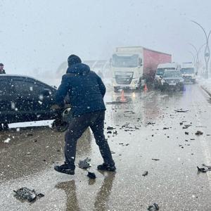 Karlı yolda aynı yöne giden otomobiller çarpıştı: 2 yaralı