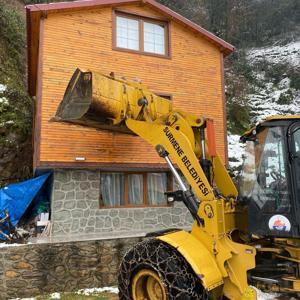 Trabzonda bir çift, heyelan sonucu mahsur kaldıkları evden iş makinesiyle çıkarıldı