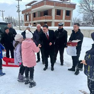 Ladik Kaymakamı Özbalta, kızakla kayan çocukları ziyaret etti