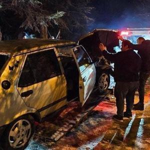 Boluda buzlanan yolda otomobil, fabrikanın bahçesine uçtu