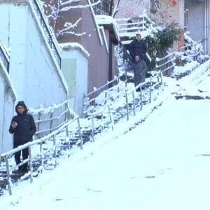 İstanbul - Kağıthanede araçlar yokuşta kaldı; vatandaşlar güçlükle yürüdü