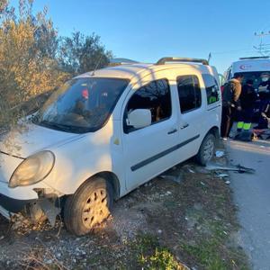 Antalya’da otomobille çarpışan motosikletli yaralandı