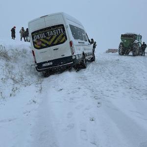 Diyarbakır’da öğretmenleri taşıyan servis minibüsü kara saplandı