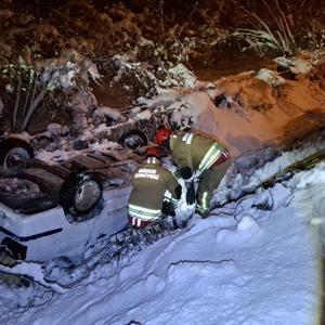 Su kanalına düşen otomobilde sıkışan sürücüyü itfaiye kurtardı