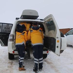 Siverekte mahsur kalan hasta, paletli ambulansla hastaneye ulaştırıldı