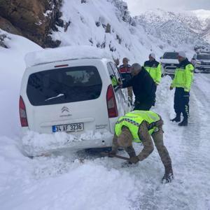 Bitliste kara saplanan araçtakilerin yardımına ekipler yetişti