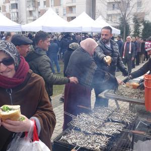 Bursada düzenlenen Hamsi Festivalinde 1 ton hamsi dağıtıldı